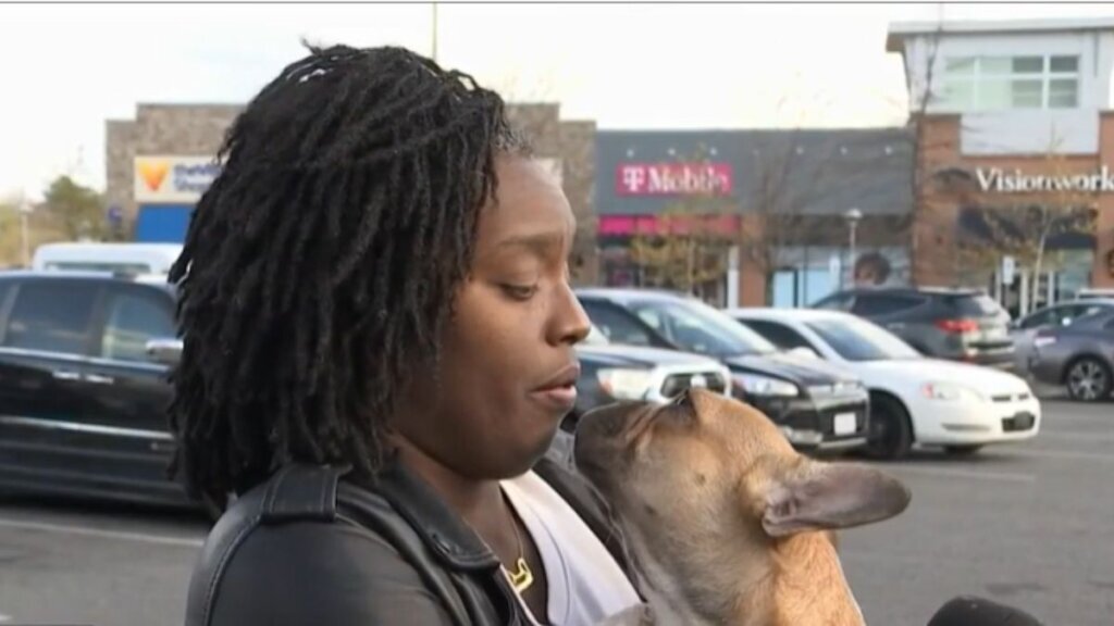 Mujer se reúne con su cachorro robado después de un intento de rescate