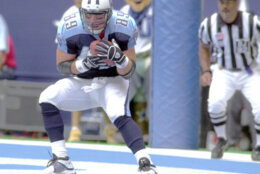 Tennessee Titans tight end Frank Wycheck (89) stands all alone in the end zone as he pulls in a one-yard touchdown pass against the Dallas Cowboys in the first quarter Sunday, Sept. 15, 2002, in Irving, Texas. (AP Photo/Ron Heflin)