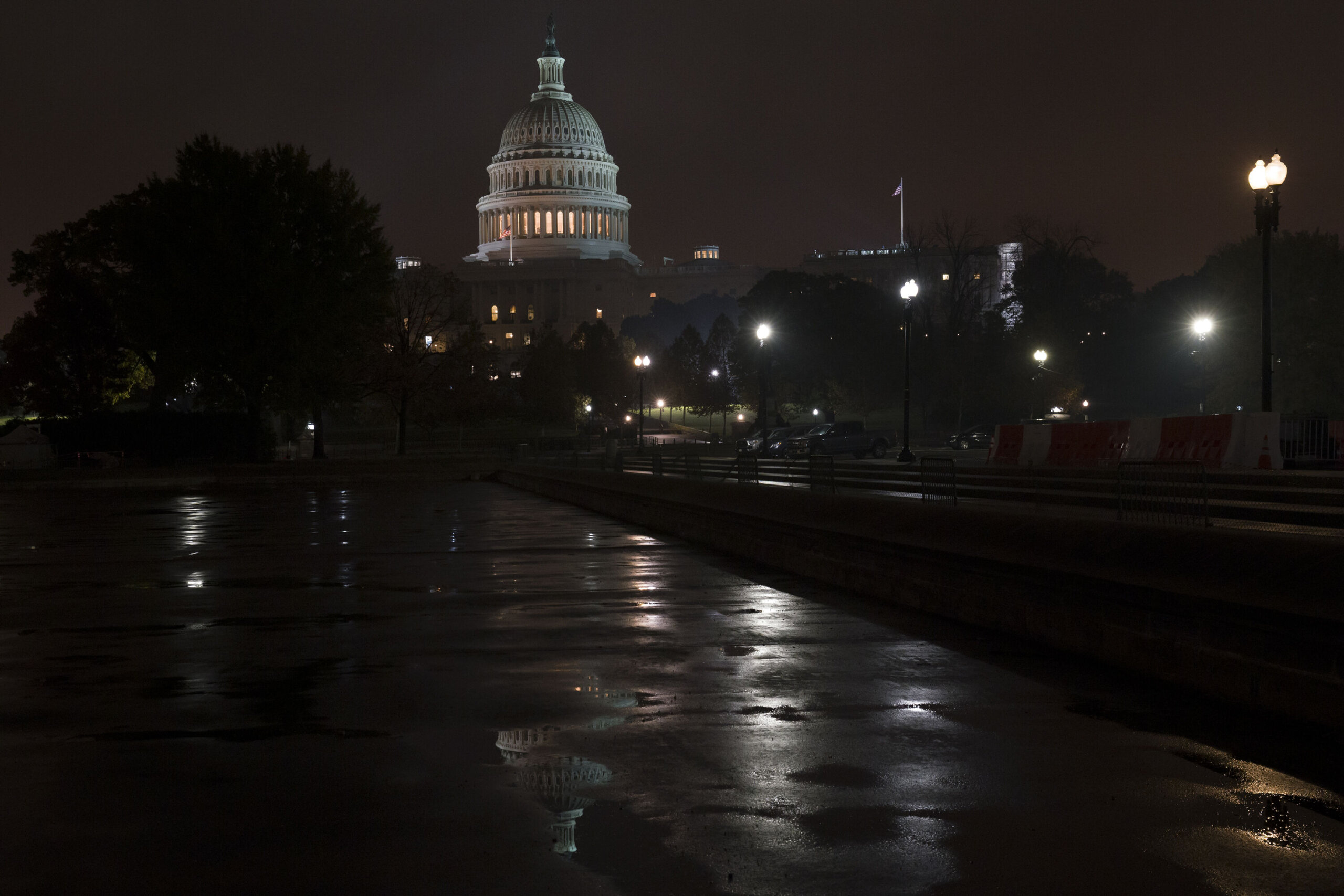 夜间降雨过后，华盛顿地区面临洪水和湿滑的道路问题