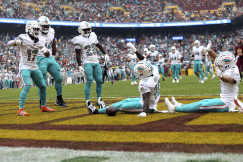 Dolphins unveil roller coaster celebration after Tyreek Hill’s first of two long TDs at Commanders