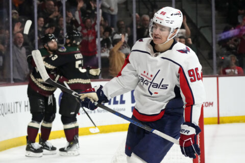 Coyotes beat Capitals 6-0 for historic 5th straight win against previous Stanley Cup champions