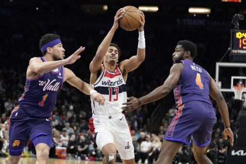 Devin Booker sparks big 4th quarter, Suns rally to beat Wizards 112-108