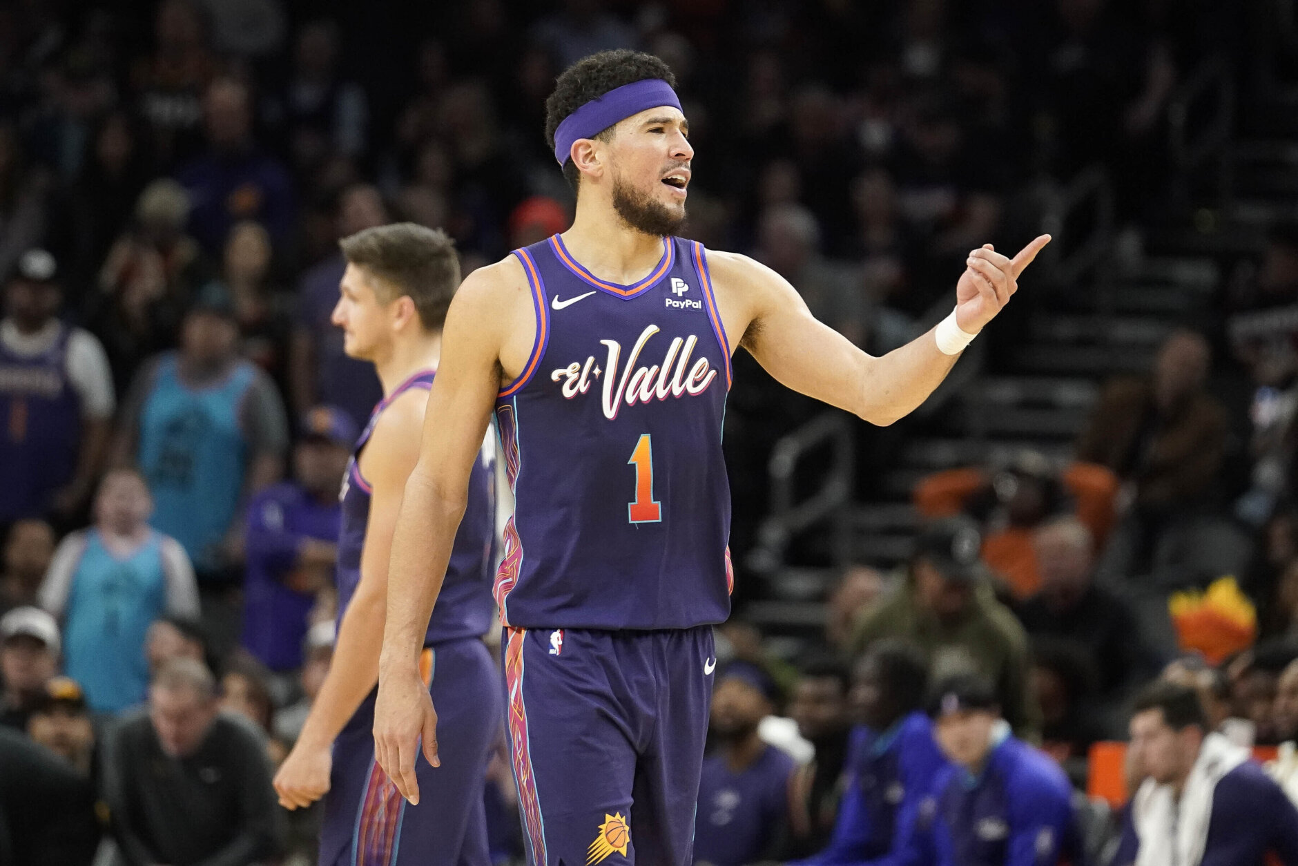 Devin Booker sparks big 4th quarter, Suns rally to beat Wizards 112-108 -  WTOP News