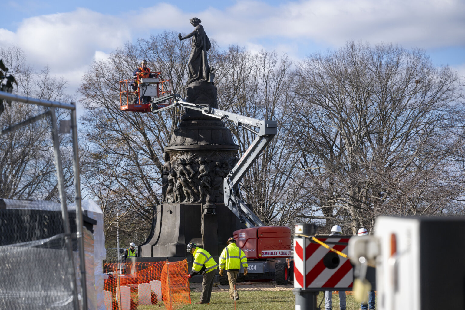 尽管遭到共和党的抵制，南方邦联纪念碑被移除阿灵顿国家公墓