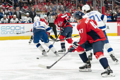 Hedman, Lightning overcome Capitals in shootout 2-1 for third straight win