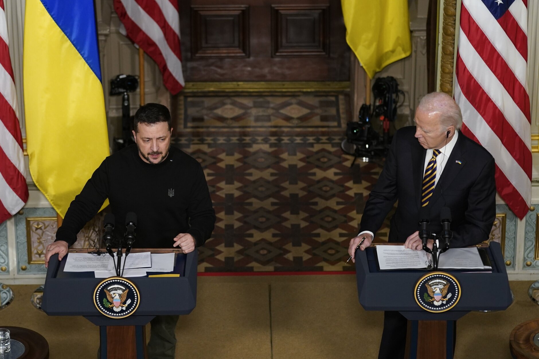 https://wtop.com/wp-content/uploads/2023/12/Biden_US_Ukraine_36730-1880x1254.jpg