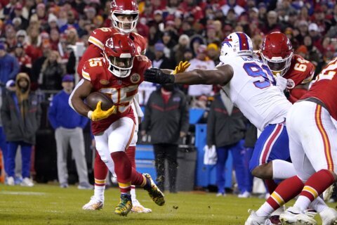 Bills get go-ahead field goal late, take advantage of Chiefs penalty to hold on for 20-17 win