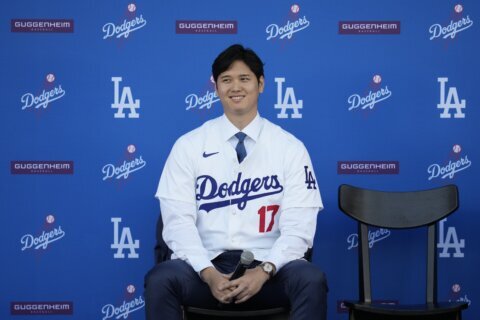 Shohei Ohtani gives a Porsche to Joe Kelly's wife for his No. 17 with the Dodgers
