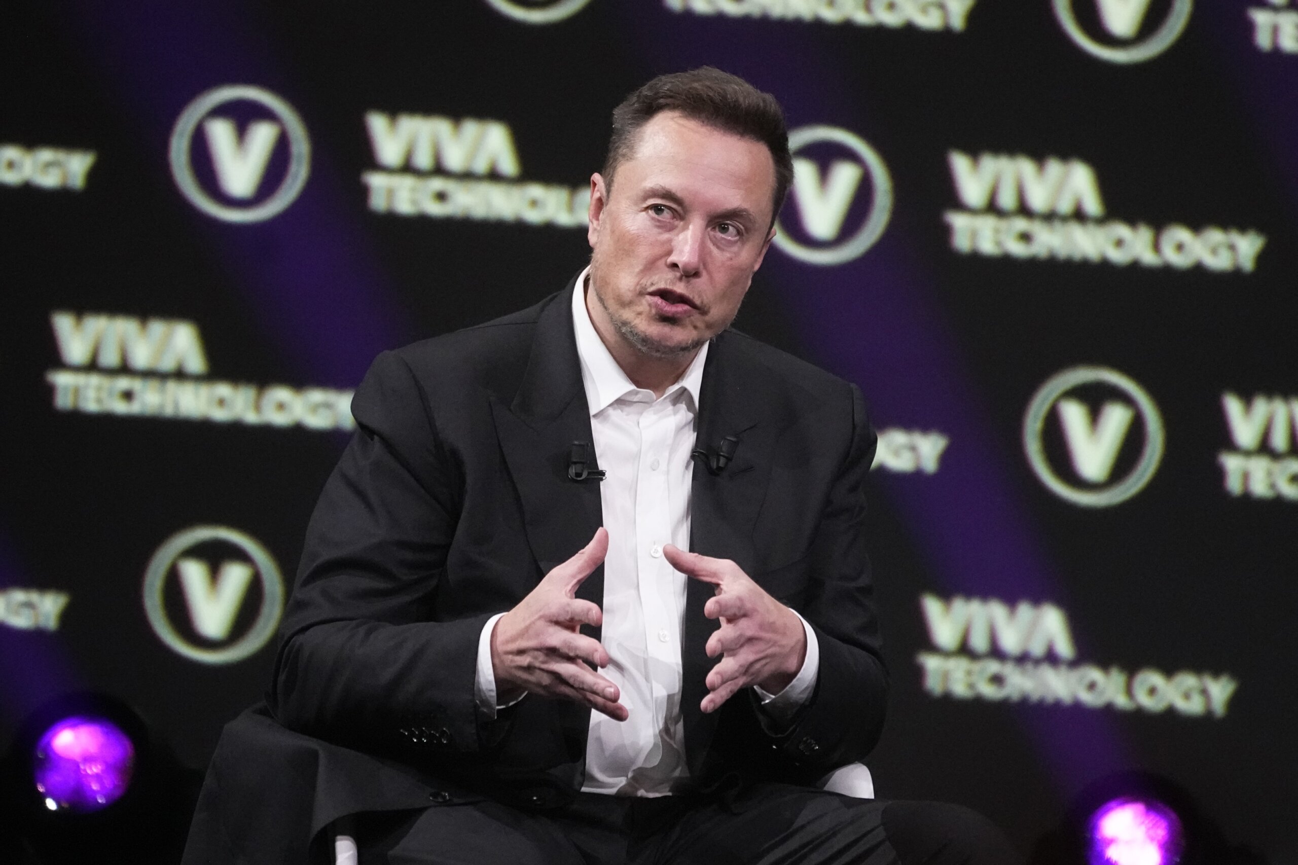 Elon Musk restores X account of conspiracy theorist Alex Jones - WTOP News