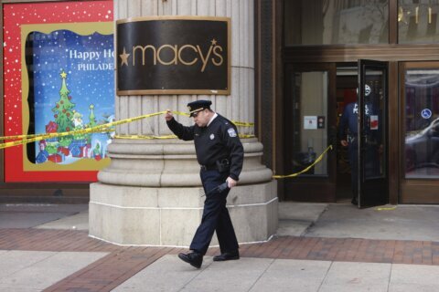 Man suspected of shoplifting stabs 2 security guards at Philadelphia store, killing 1