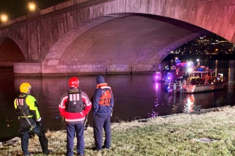 Man dies after rescue from car submerged in Potomac River, police say
