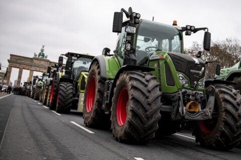 Farmers protest against a German government plan to cut tax breaks for diesel