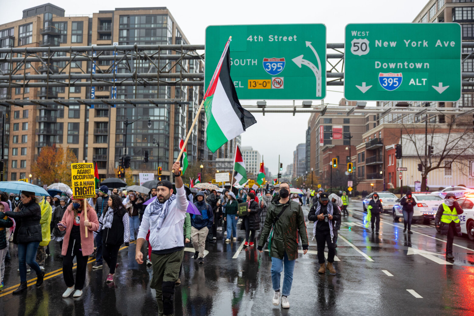 照片：抗议者在华盛顿市中心呼吁结束以色列-哈马斯战争