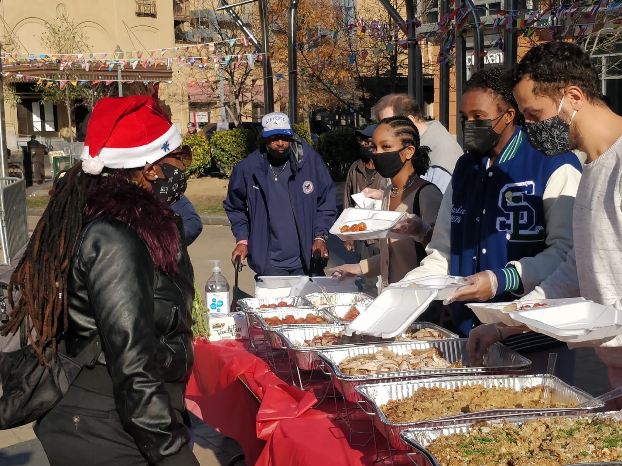 "华盛顿厨师延续传统，在圣诞节为社区提供餐食：一场基层社区努力"