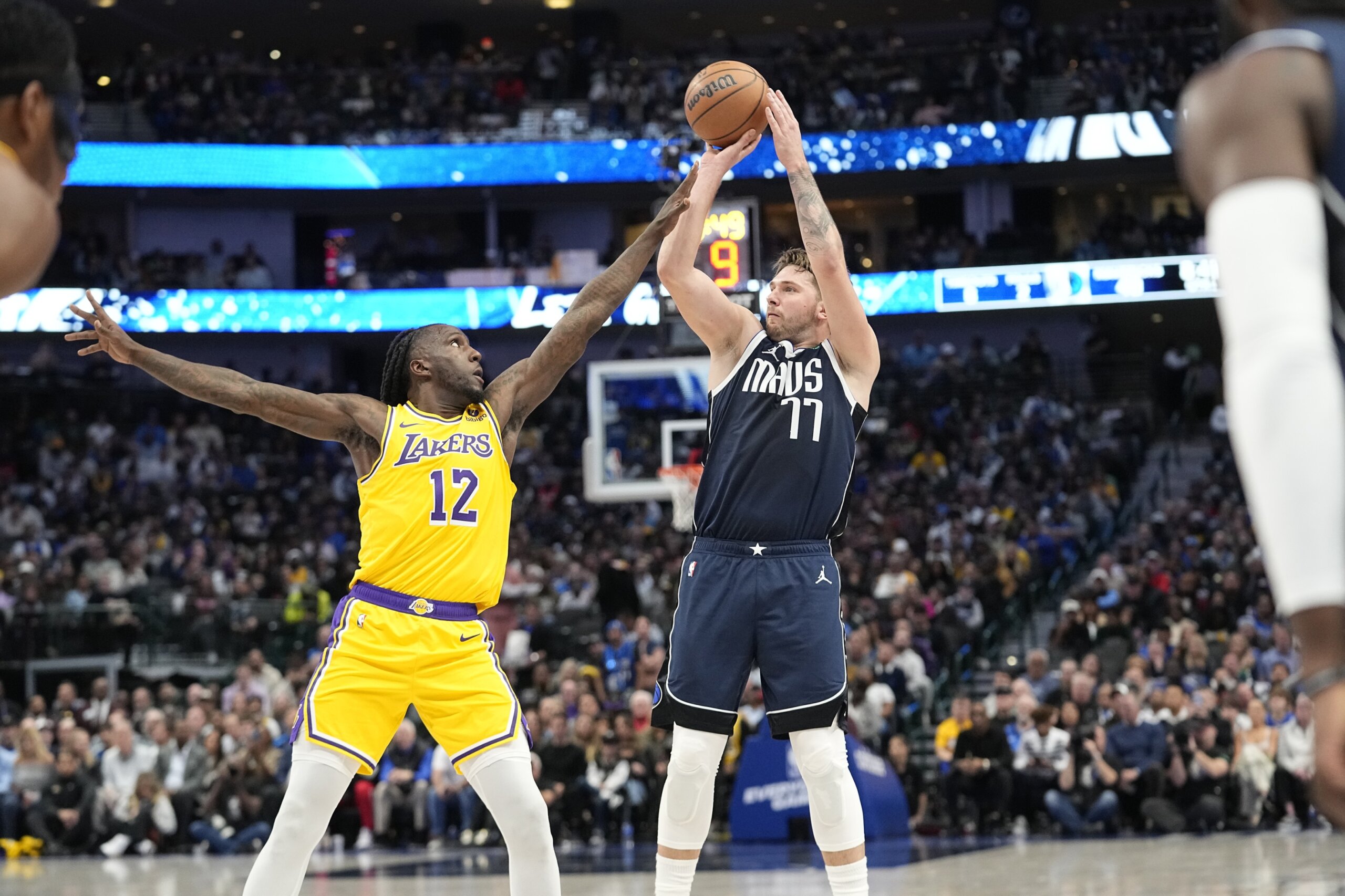 Doncic, Hardaway led Mavs over Lakers 127125 in LA’s first game since