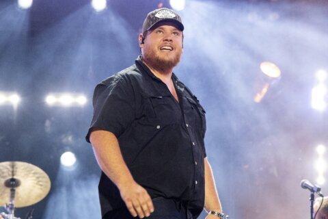 Luke Combs helping a fan who almost owed him $250,000 for selling unauthorized merchandise