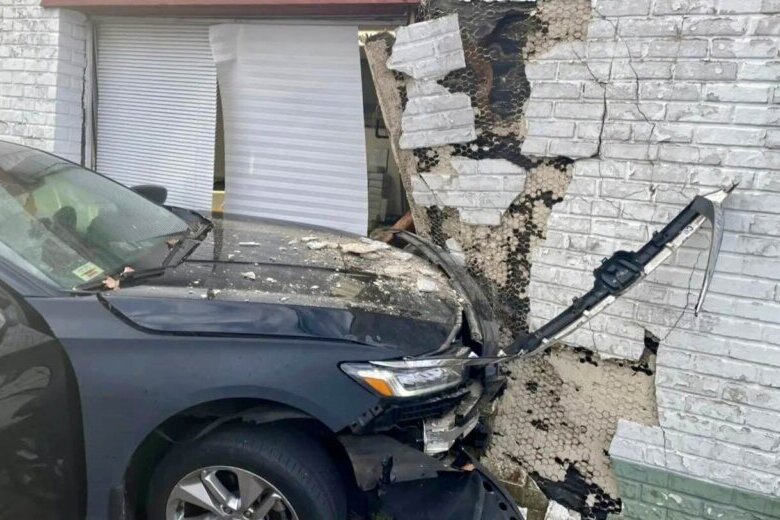SUV crashed into wall of restaurant