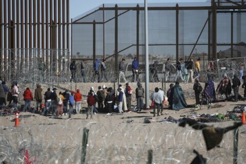 México detiene más migrantes que han cruzado su frontera sur que hace un año