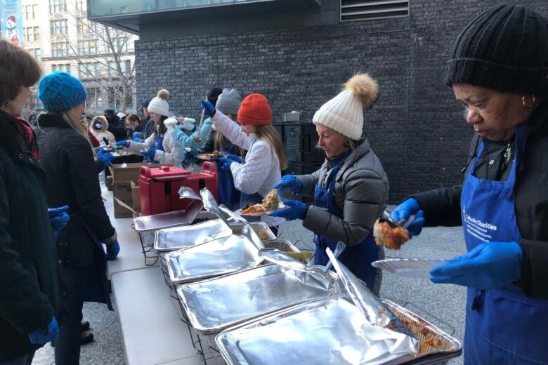 天主教慈善组织华盛顿特区志愿者装载晚餐盘并为有需要的人提供服务
