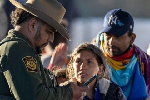 Migrants cross U.S. border in record numbers