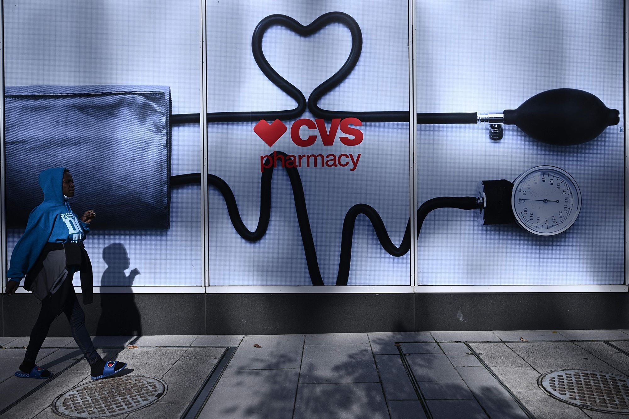 CVS Will Change The Way It Prices Prescription Drugs WTOP News   Cnn L19jb21wb25lbnRzL2ltYWdlL2luc3RhbmNlcy9jbHBzYjd4YXIwMDJwMjZubmRjNHdoMzF5 L19jb21wb25lbnRzL2FydGljbGUvaW5zdGFuY2VzL2NscHNiN3hhcjAwMnUyNm5uOTFyNTJjcm8 300 