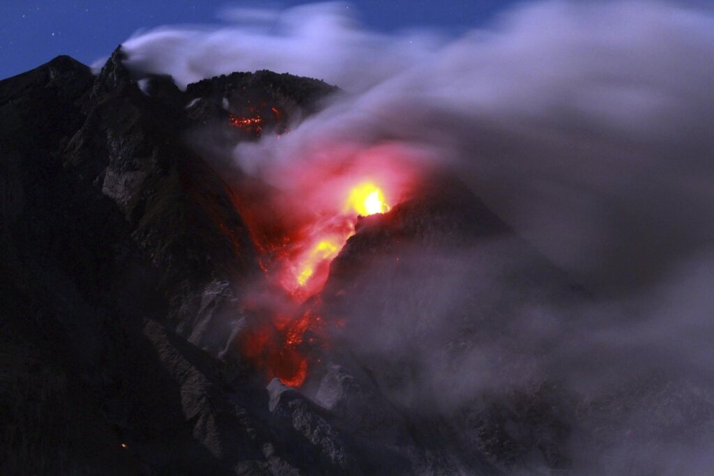 Erupción de volcán deja 11 alpinistas muertos y 12 desaparecidos en Indonesia