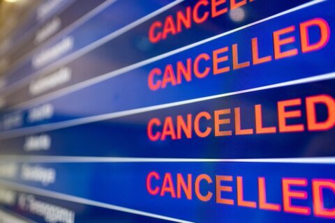 Qué saber si cancelan tu vuelo debido al alza del combustible de aviación