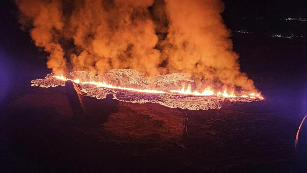 Volcán hace erupción en Islandia enviando lava hacia una población por segunda vez en un mes