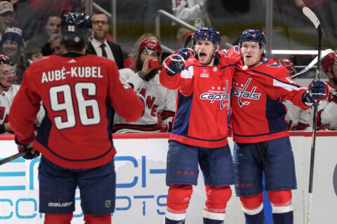 Capitals rally to beat Rangers 3-2, hand them a 4th consecutive loss