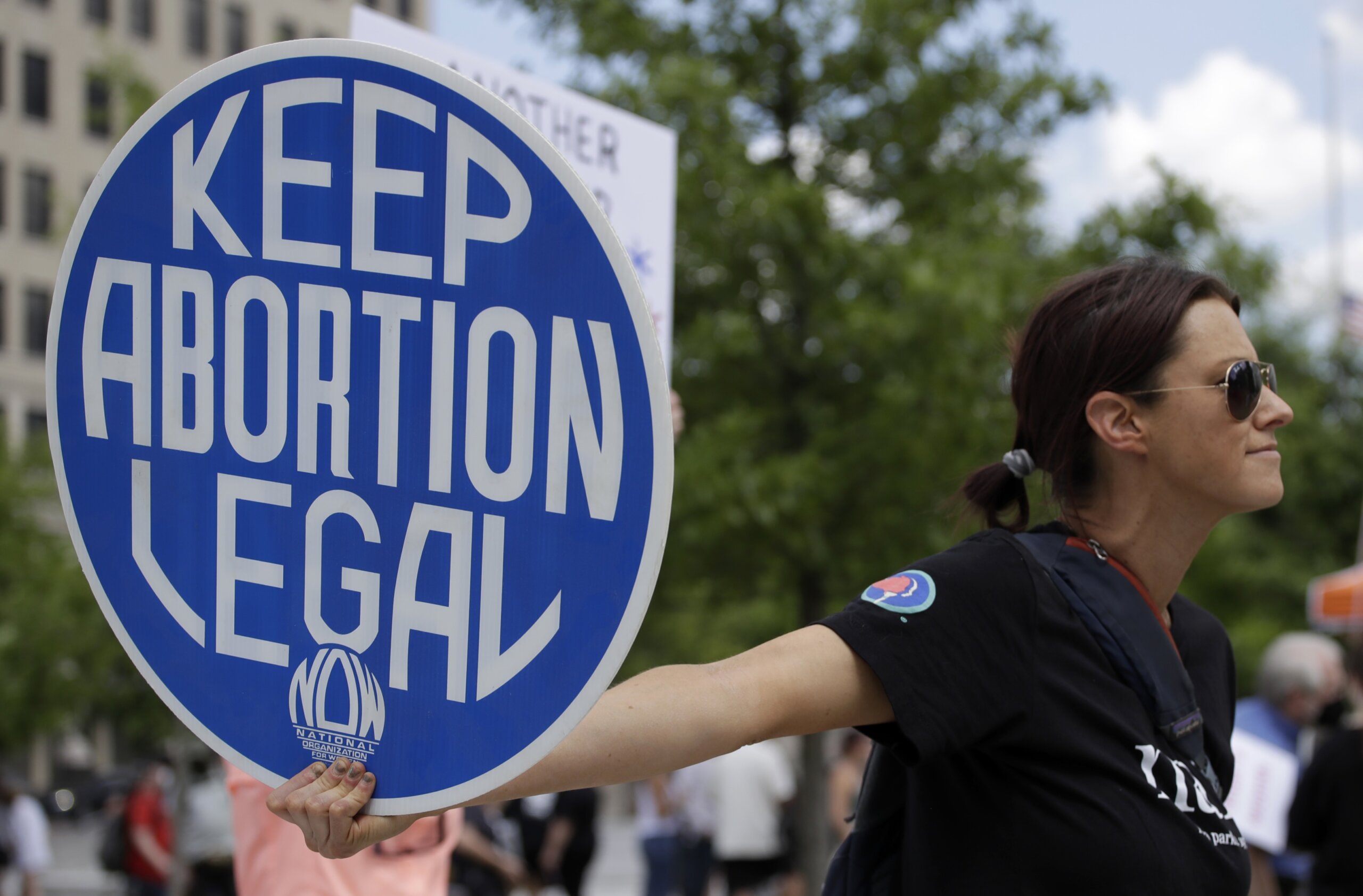 越来越多的妇女加入挑战田纳西州堕胎禁令法案的行列