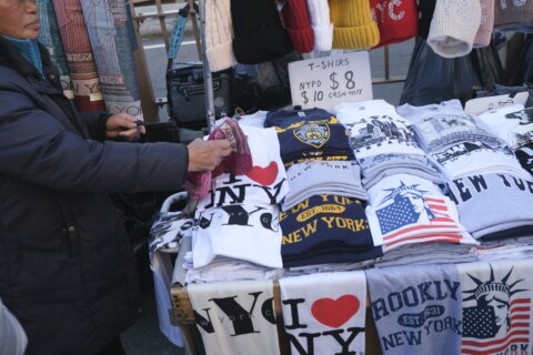 New York City evicts vendors from Brooklyn Bridge, ending a bustling tourist market to ease crowding