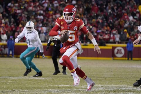 Chiefs' Patrick Mahomes has helmet shattered during playoff game vs. Miami