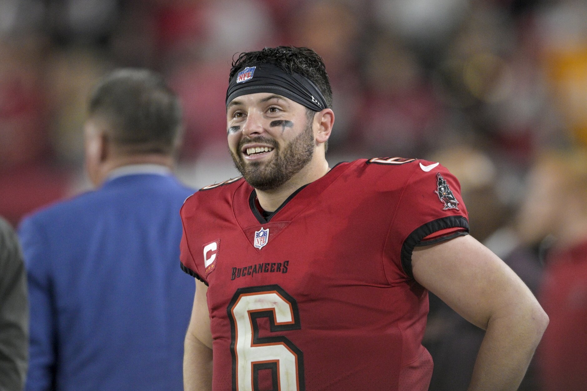 Mayfield throws for 337 yards and 3 TDs to lead Buccaneers to 329 NFC