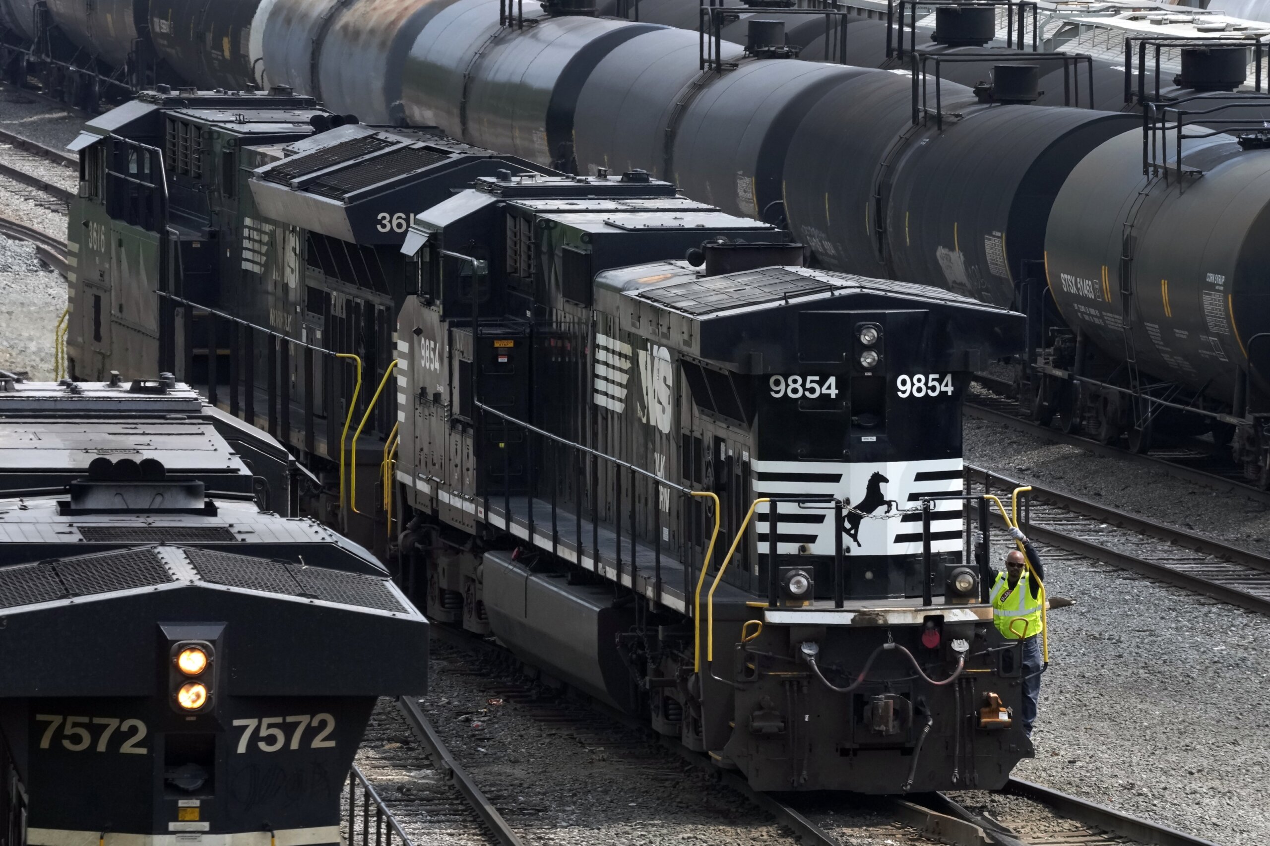 Norfolk Southern’s fourthquarter profit falls 33 as Ohio derailment