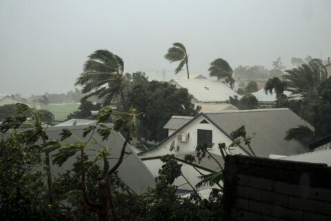 Cyclone causes heavy flooding, 1 death in Mauritius after also battering French island of Reunion