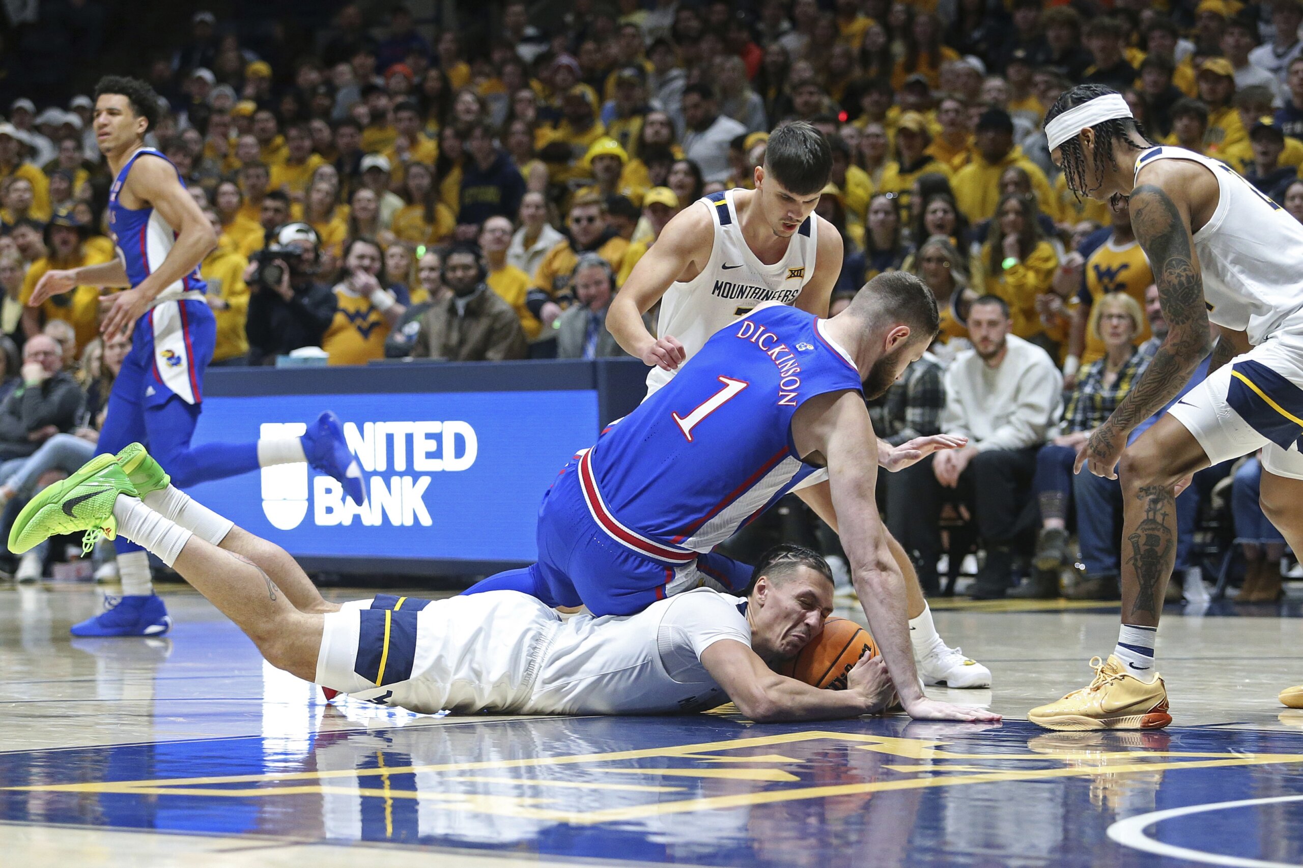 RaeQuan Battle, Pat Suemnick lead West Virginia over No. 3 Kansas 91-85 – WTOP News