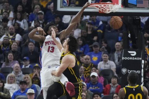 Stephen Curry scores 26 points to help Warriors hold off Pistons, 113-109