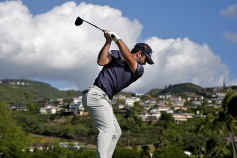 Cam Davis handles the wind at Waialae for a 62 to lead Sony Open