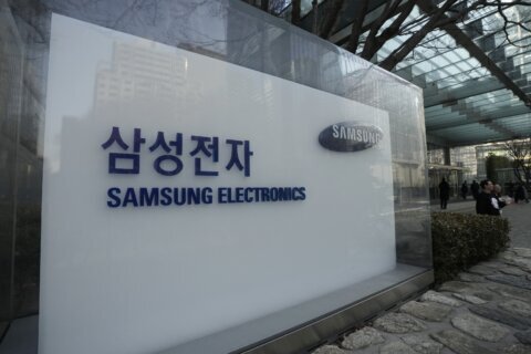 Samsung reports decline in profit but anticipates business improvement driven by chips