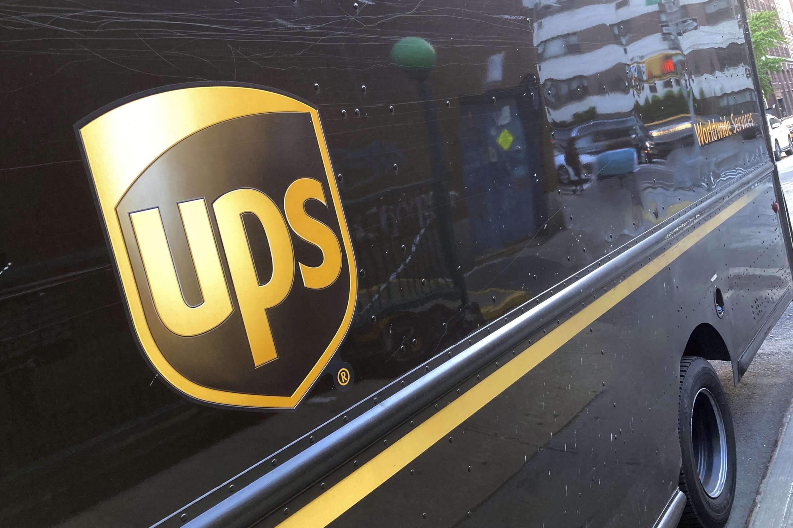 Ahead of holidays, UPS has more than 3,000 jobs to fill in the DC area – WTOP News