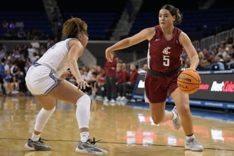 Washington State holds on for 85-82 win over No. 2 UCLA despite knee injury to Leger-Walker