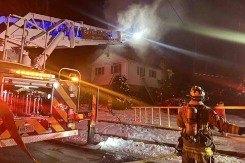 2 people dead after separate house fires in Fairfax County