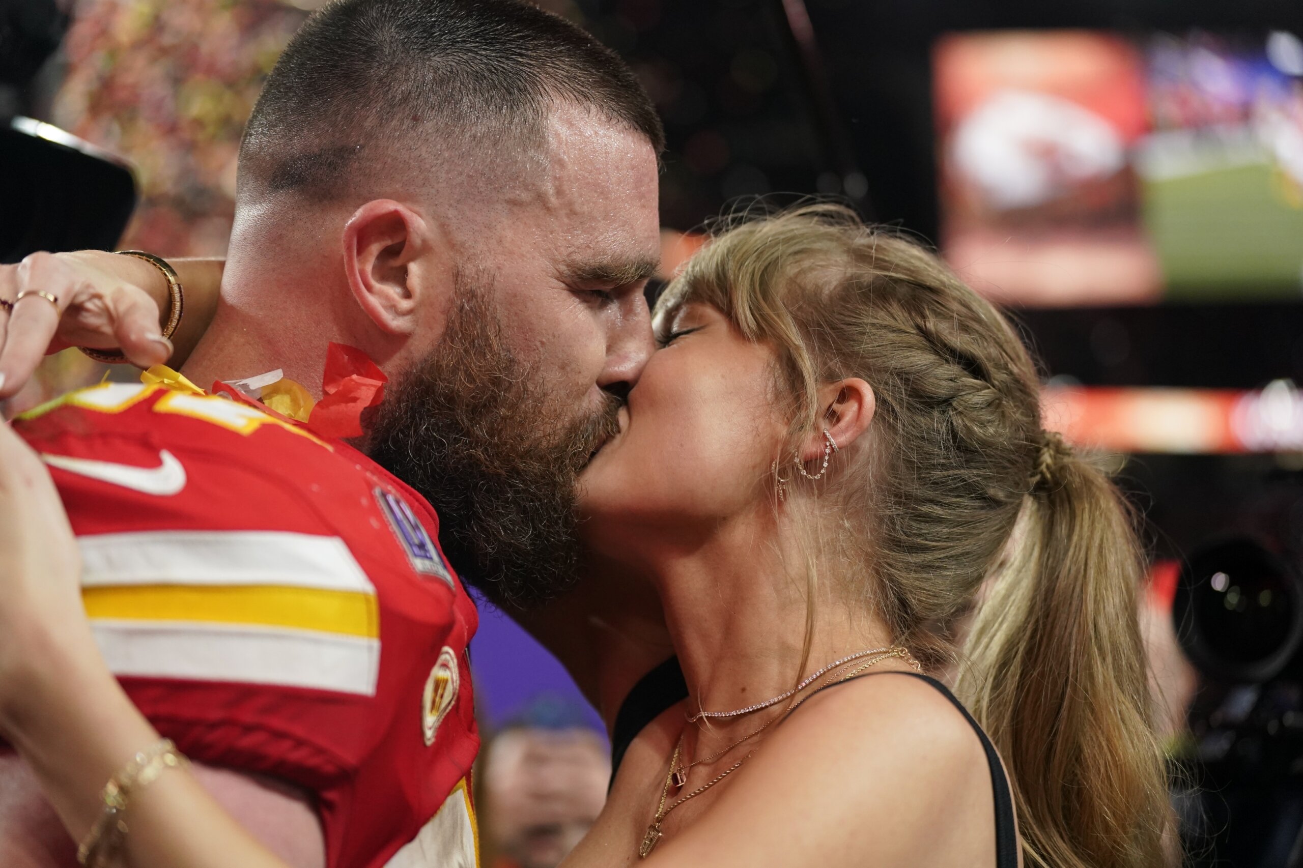 Taylor Swift kisses Travis Kelce on the field after his Chiefs beat the  49ers in the Super Bowl - WTOP News