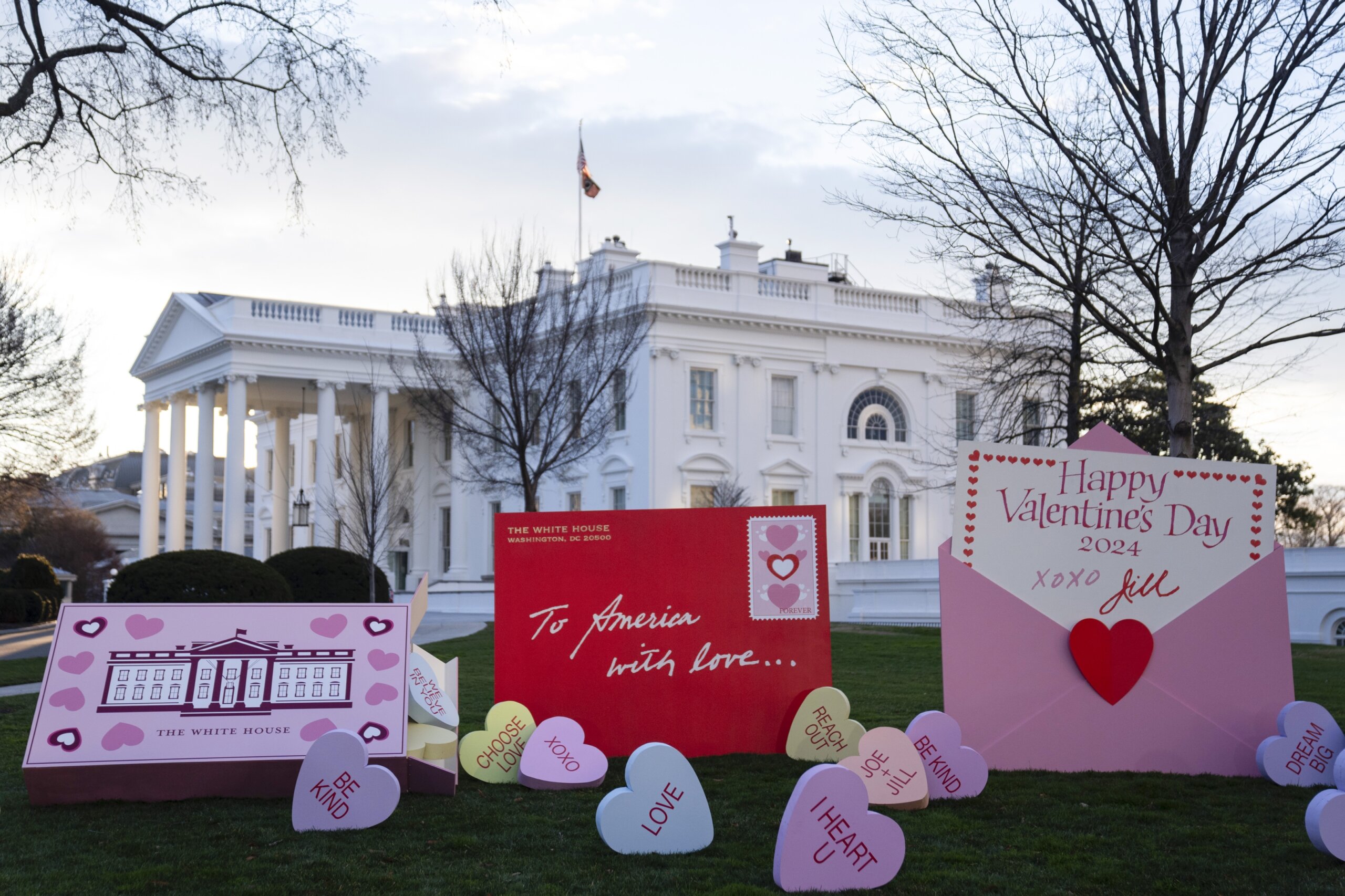 吉尔·拜登在白宫草坪上展示艺术作品，向美国人民送上情人节的爱意