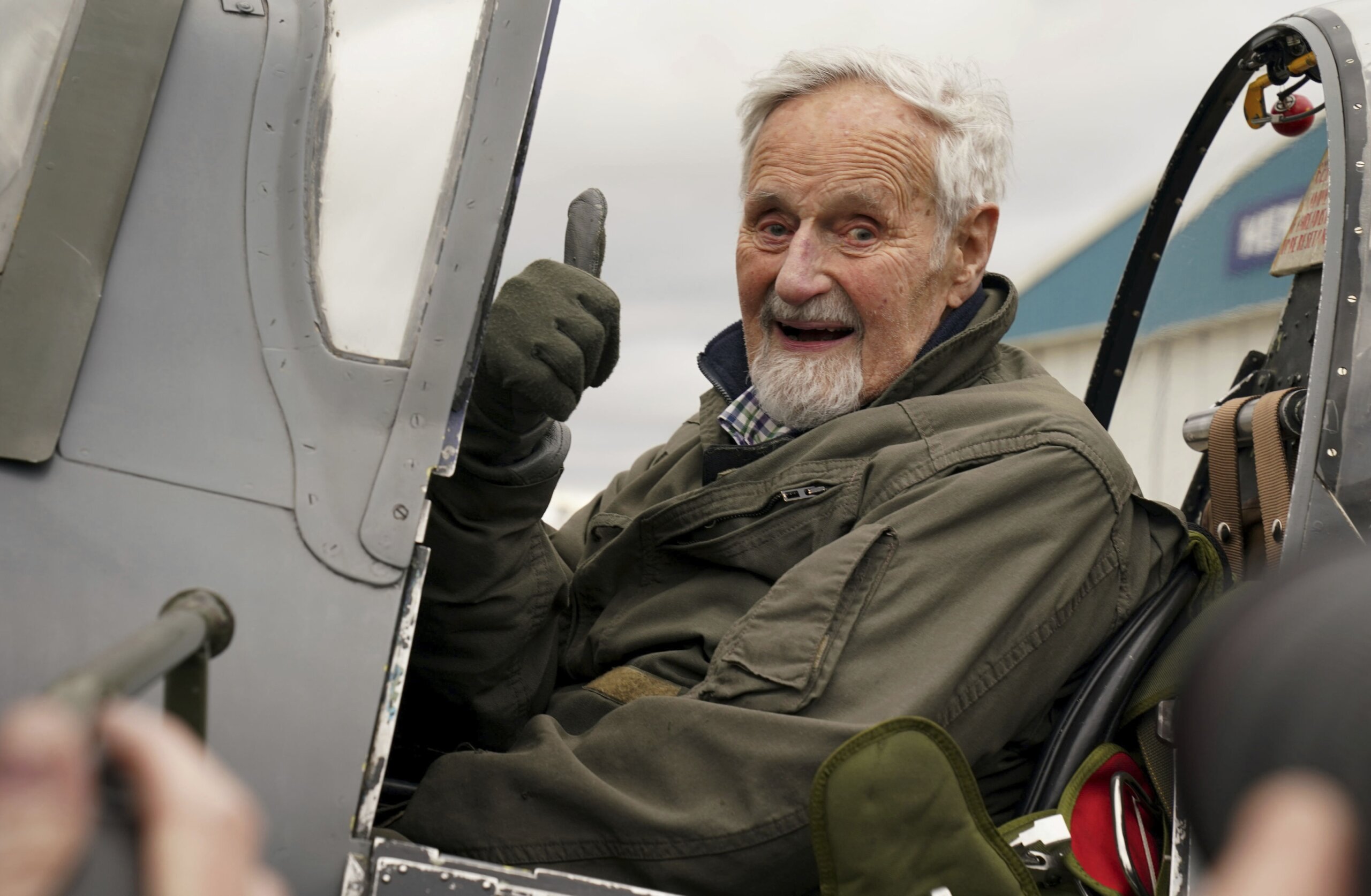 102-year-old British veteran flies a Spitfire on a delightfully bumpy ...