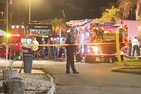 3 killed as a small plane crashes into a Florida mobile home