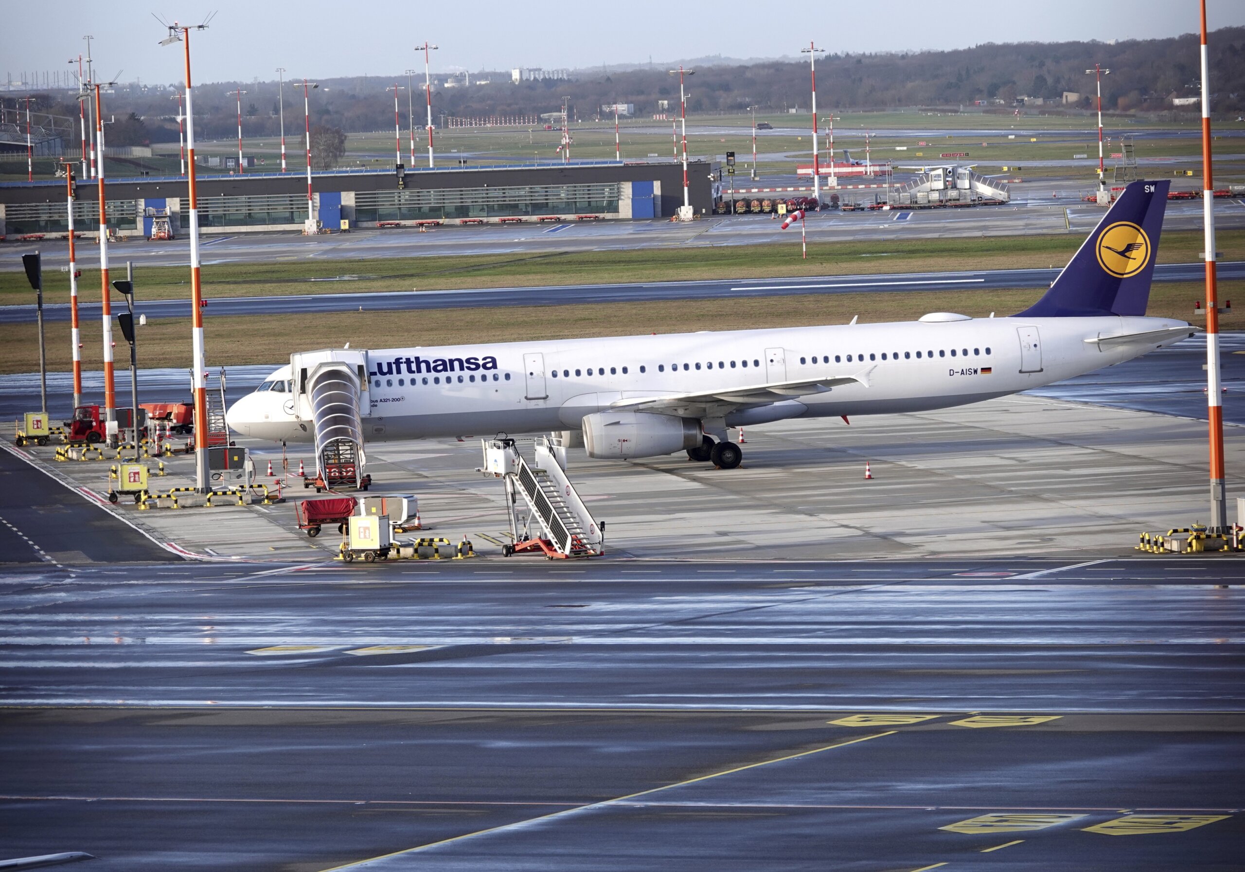 Germany’s Lufthansa cancels hundreds of flights as its ground staff ...