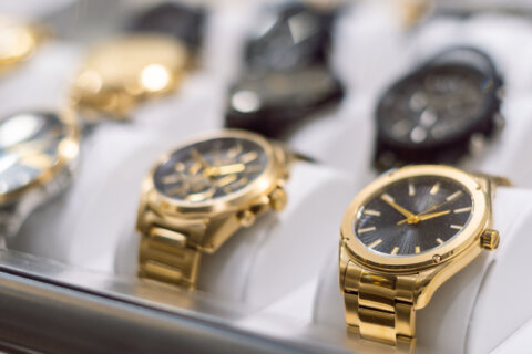 9 Rolex watches valued over $200K stolen in DC jewelry store smash-and-grab