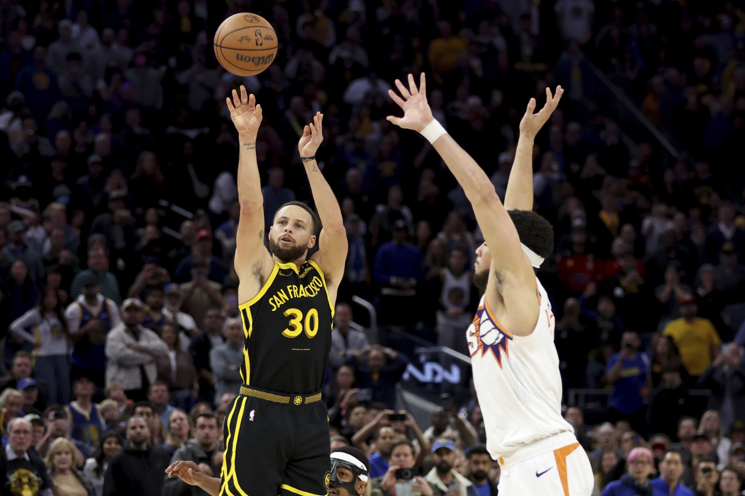 Stephen Curry hits 3-pointer with 0.7 seconds left, Warriors beat Suns ...