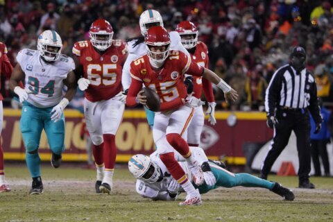 Sneed’s forced fumble, McCaffrey’s touchdown among the plays that helped Chiefs, 49ers keep going